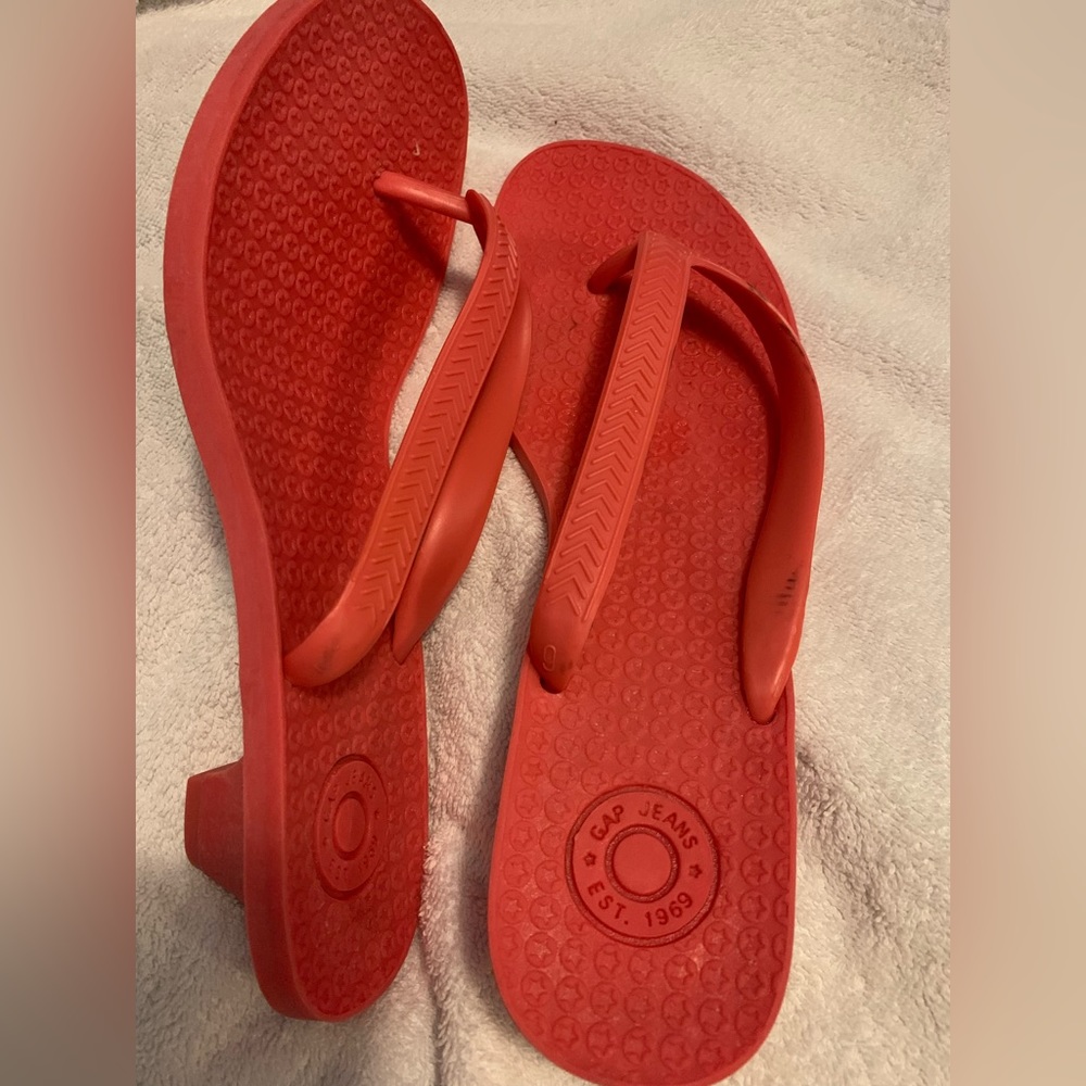 ✨⚡️💥GAP JEANS EST 1969 Red Flip Flops - Picture 3 of 10